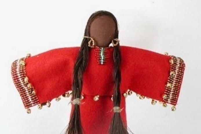 No face doll by Lakota artist Diane Tells His Name. For more on her work go here: https://www.horsekeeping.com/ceremonial-home/dolls/lakota-noface/LD212-star.htm