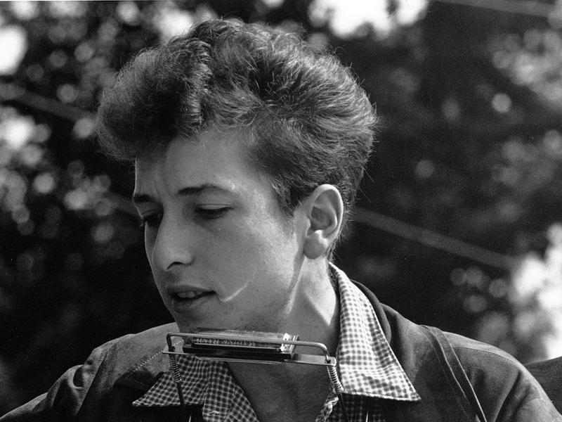Dylan playing at the Civil Rights March in Washington DC, summer 1963