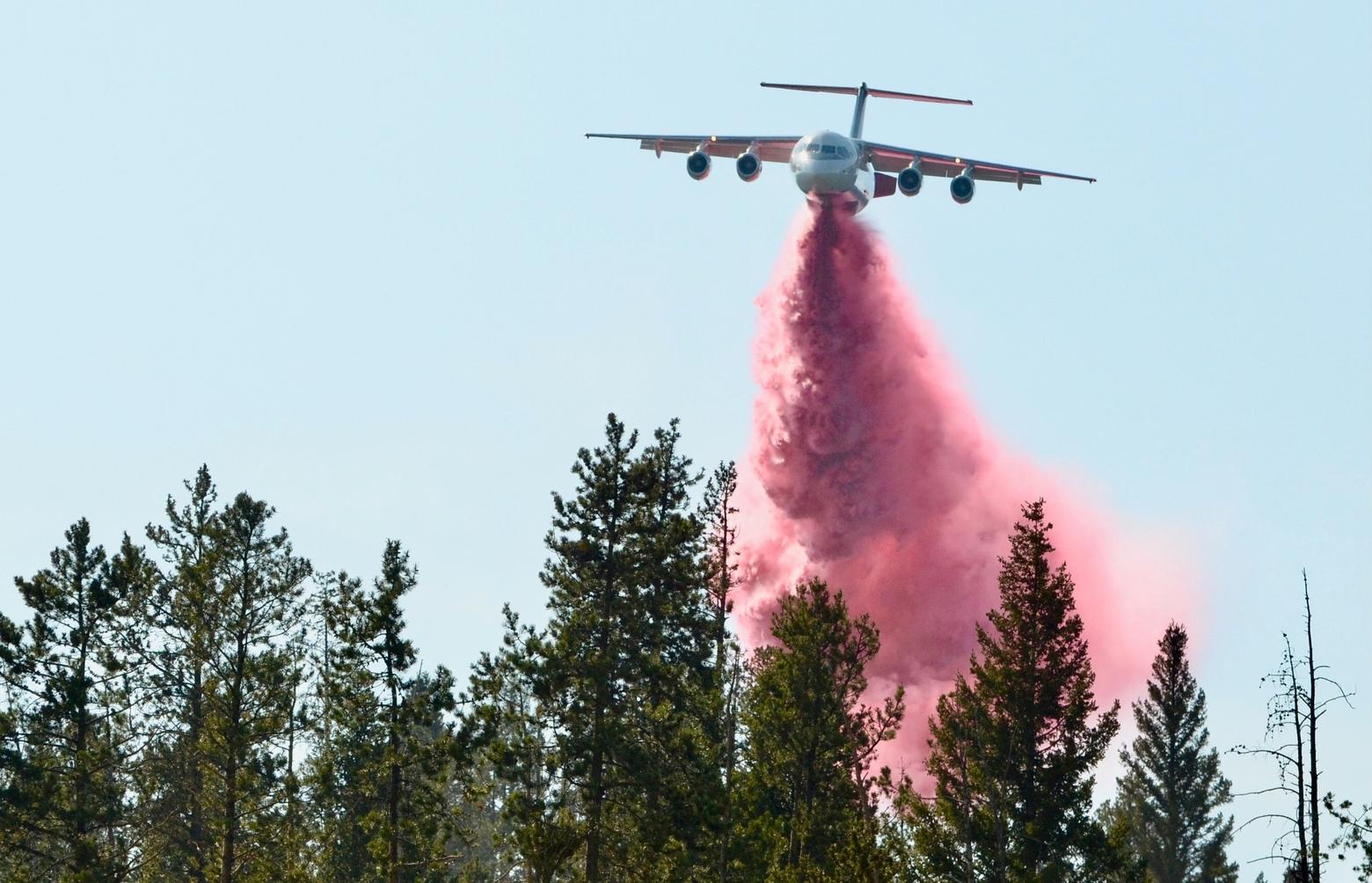 A Neptune Aviation BAe-146 jet drops fire retardant on a wildfire near Montana's Homestake Pass in 2021. New computer analysis methods are helping expose how the clouds of retardant disperse when deployed, leading to better chemical formulations and delivery designs. Photo by Robert Chaney